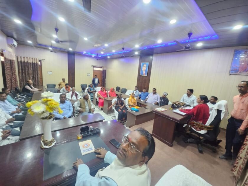 मीरजापुर थाना समाधान दिवस में अधिकारियों द्वारा शिकायतें सुनते हुए
