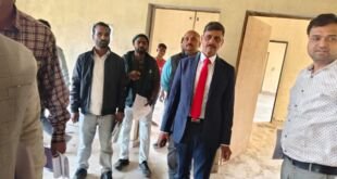 निर्माणाधीन सामुदायिक स्वास्थ्य केंद्र का निरीक्षण करते मंडलायुक्त