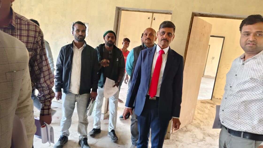 निर्माणाधीन सामुदायिक स्वास्थ्य केंद्र का निरीक्षण करते मंडलायुक्त