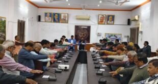 मीरजापुर में संविधान दिवस पर अधिकारियों को शपथ दिलाते मंडलायुक्त