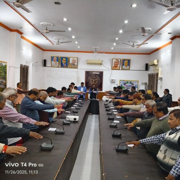 मीरजापुर में संविधान दिवस पर अधिकारियों को शपथ दिलाते मंडलायुक्त
