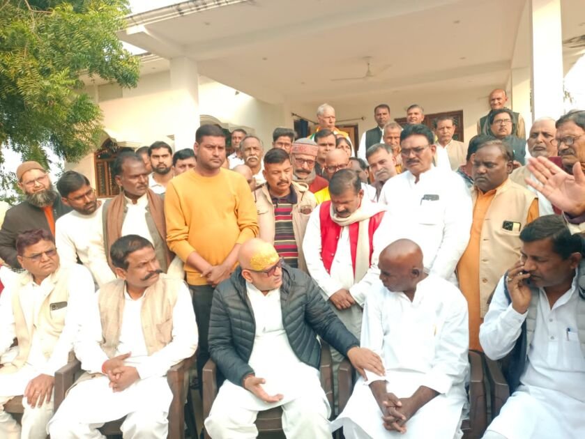 सलेमपुर /देवरिया - मृत लेखपाल आशीष कुमार के पिता को ढांढस बंधाते हुए भावुक हुए अजय राय 1 IMG 20251209 WA0009
