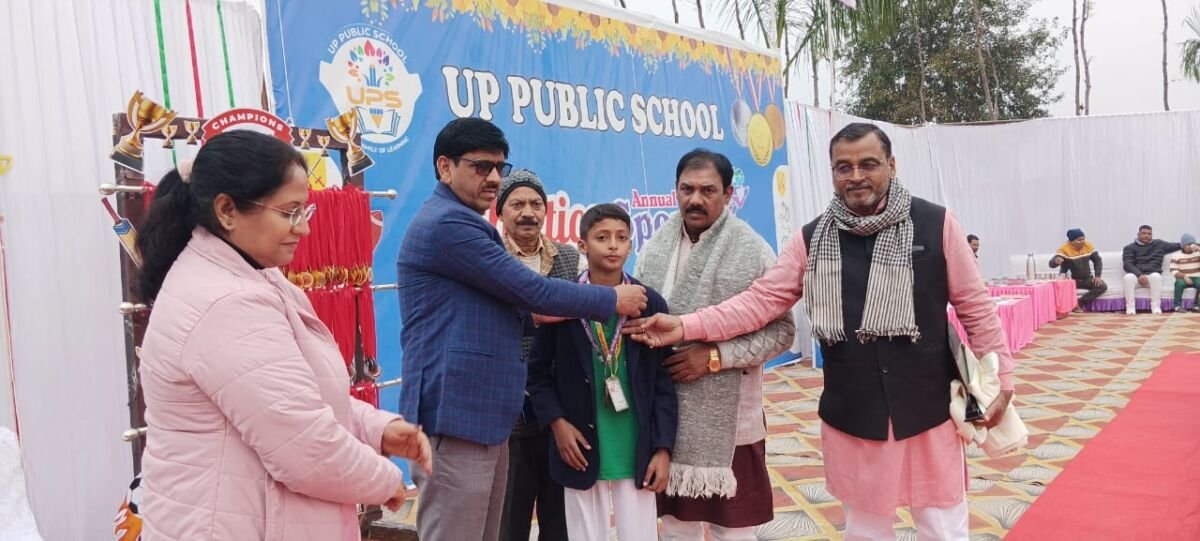 देवरिया सदर संसदीय क्षेत्र के सांसद खेल स्पर्धा में अयान ने गोल्ड मेडल जीता नायब तहसीलदार ने सम्मानित किया 1 IMG 20251221 WA0017