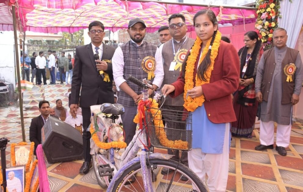 देवरिया - स्वामी विवेकानंद मॉडर्न पब्लिक स्कूल खुखुंदू में धूमधाम से मना 77वां गणतंत्र दिवस; मेधावी छात्राएं साइकिल पाकर हुईं गदगद 3 Screenshot 2026 01 26 23 34 14 30 965bbf4d18d205f782c6b8409c5773a4