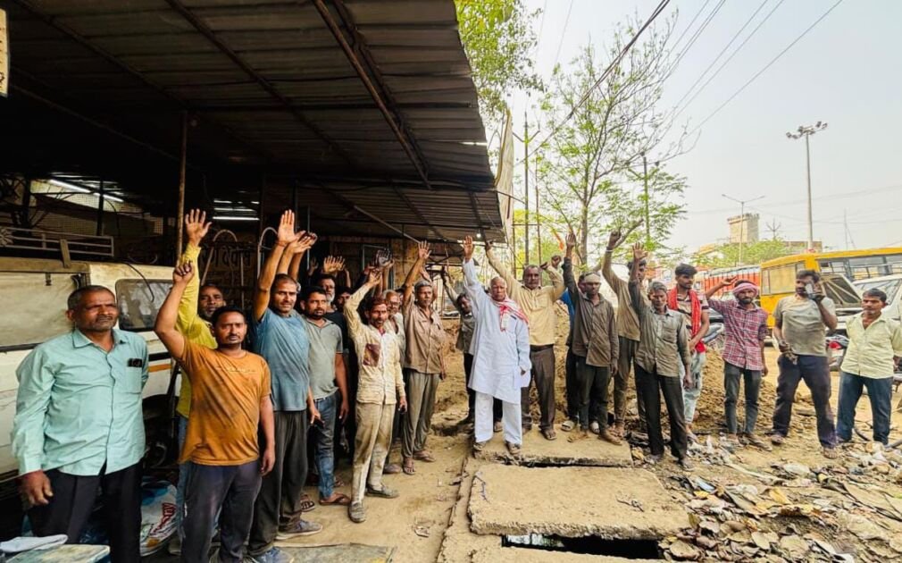 सलेमपुर /देवरिया - मजबूत नाले को तोड़कर बन रहा नाला सरकारी धन का हो रहा दुरुपयोग - सुधाकर गुप्त 1 IMG 20260316 WA0010