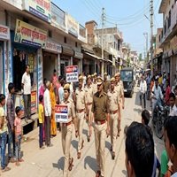 Deoria Local News Hindi: देवरिया पुलिस द्वारा आगामी त्योहारों को लेकर किया गया फ्लैग मार्च