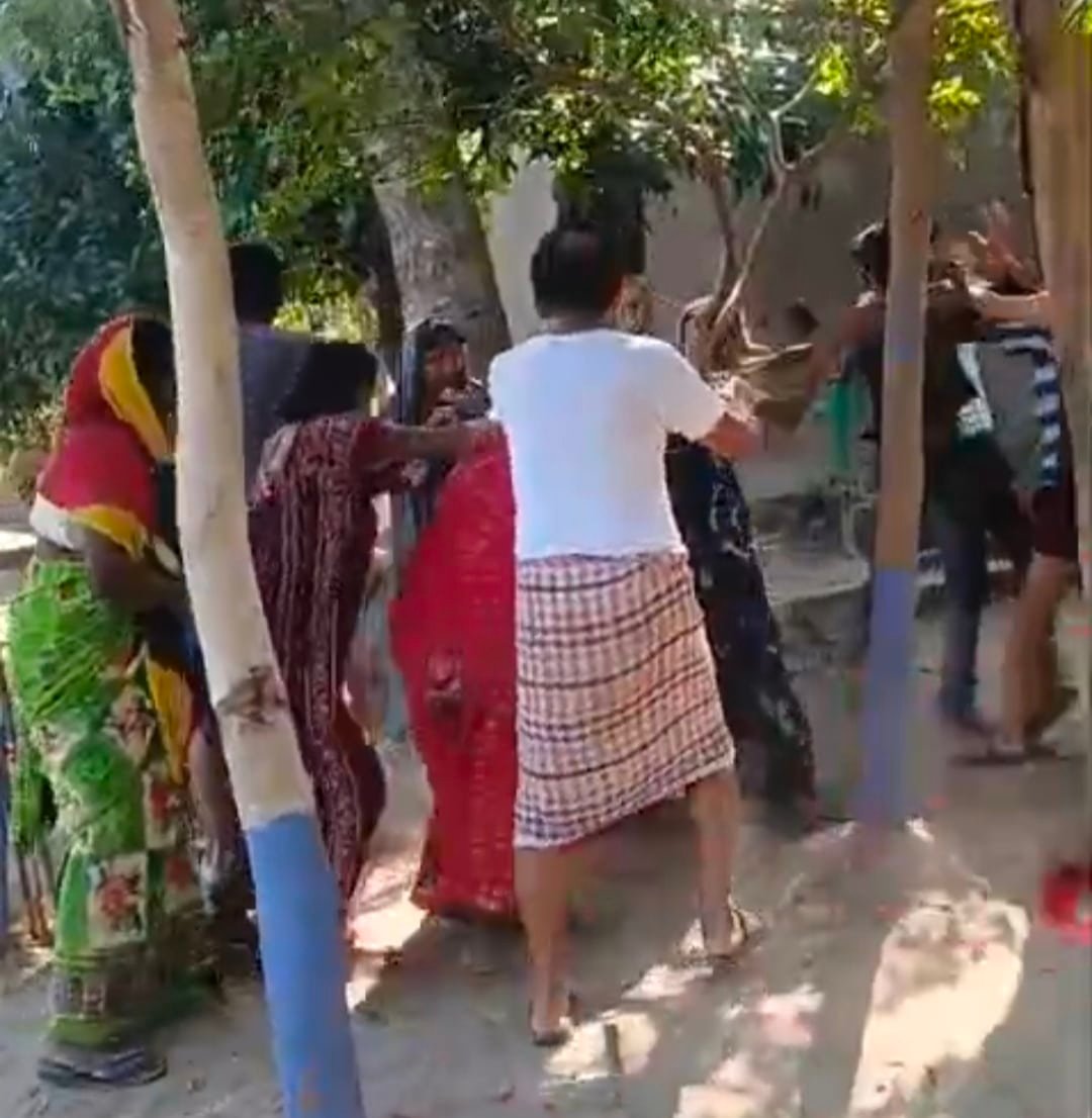 देवरिया - न्यायालय के स्थायी निषेधाज्ञा आदेश की अवहेलना का आरोप, दबंगों पर कब्जे के प्रयास और मारपीट का मामला 2 IMG 20260705 204717