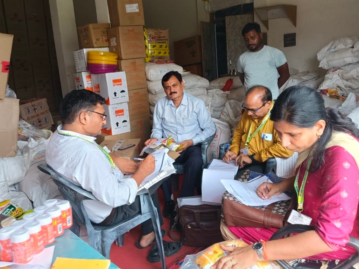 देवरिया - खाद्य मसाला प्रतिष्ठानों पर चला सघन निरीक्षण अभियान, बिना लाइसेंस संचालकों को नोटिस 2 IMG 20260708 192957