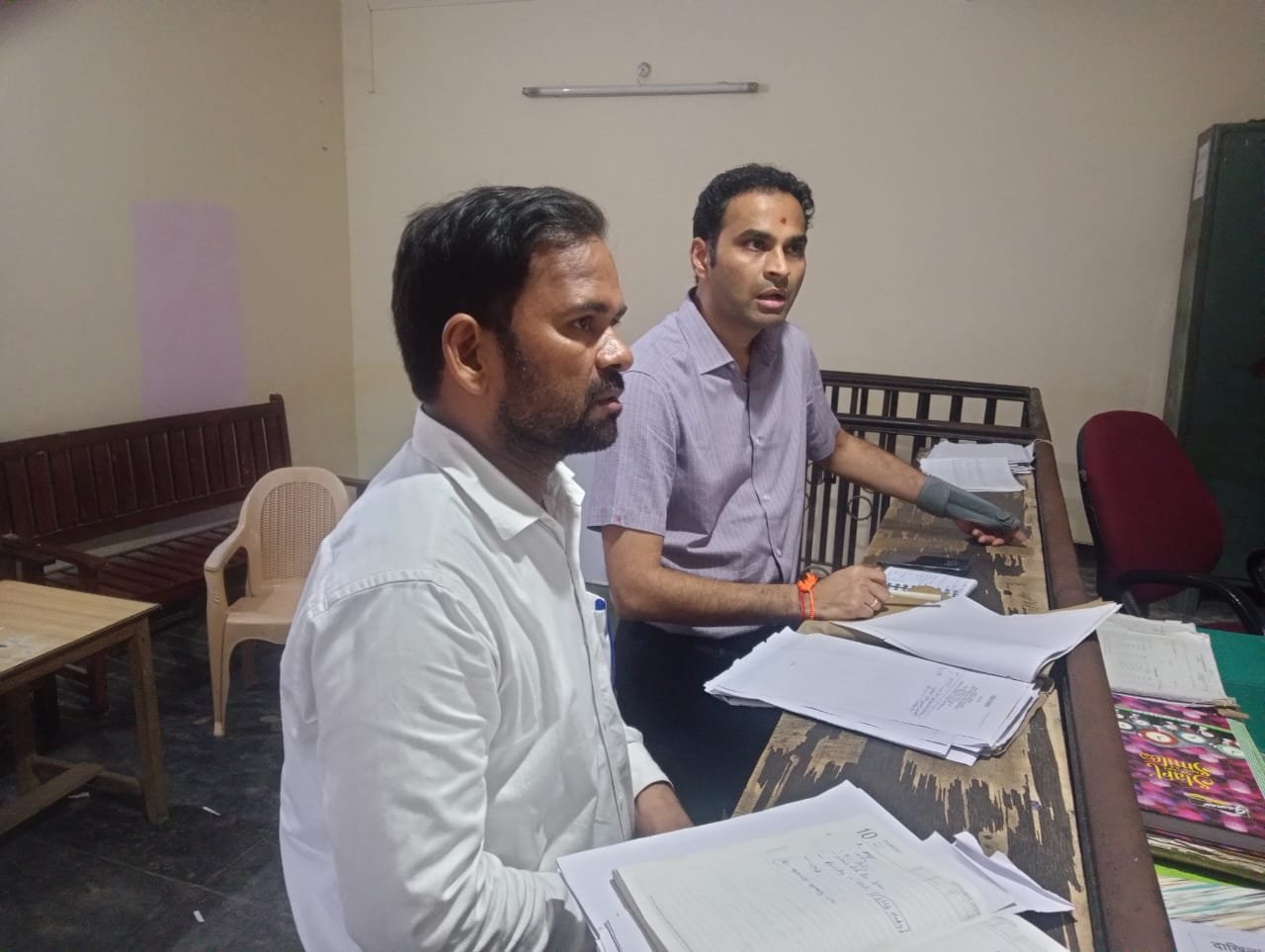 देवरिया-डीएम ने बरहज तहसील का किया औचक निरीक्षण, व्यवस्थाओं का लिया जायजा राजस्व मामलों के त्वरित निस्तारण और जनसमस्याओं के गुणवत्तापूर्ण समाधान के दिए निर्देश 2 1