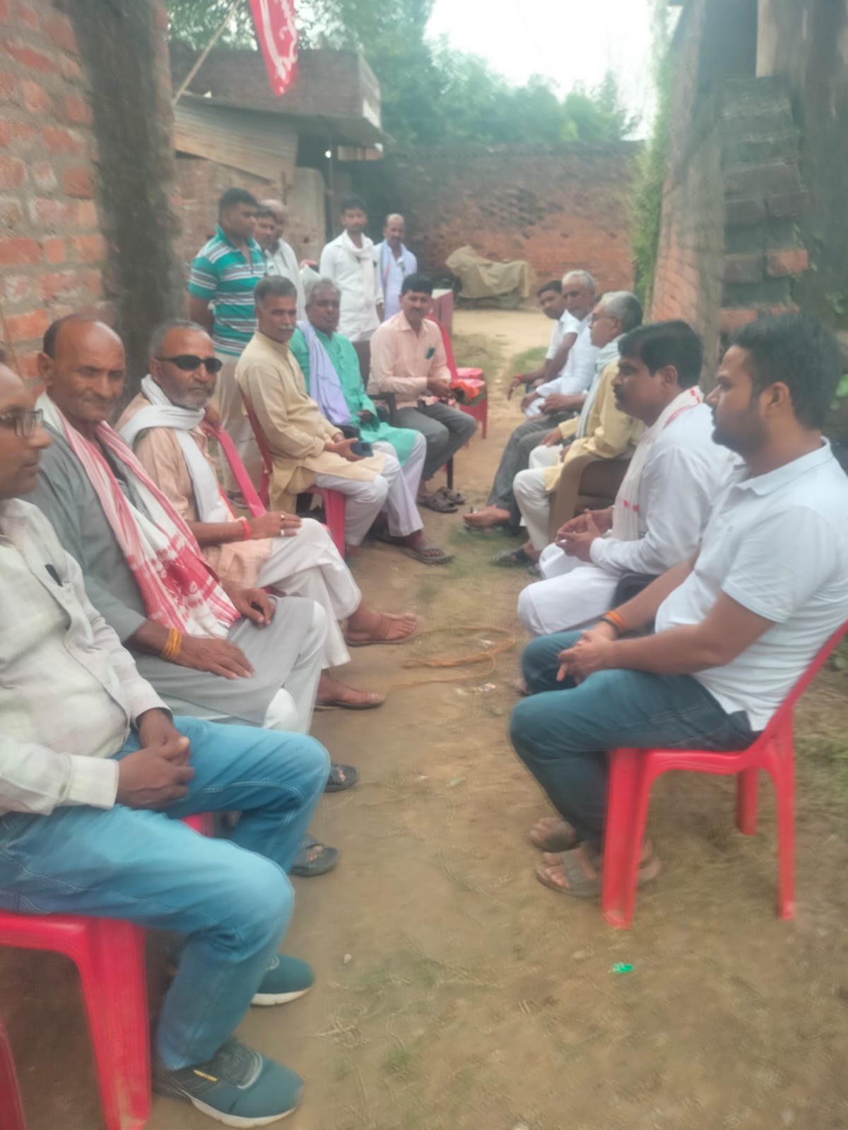 देवरिया-कांग्रेस का एक प्रतिनिधिमंडल रफीक अंसारी के घर पहुंचा 2 5 1