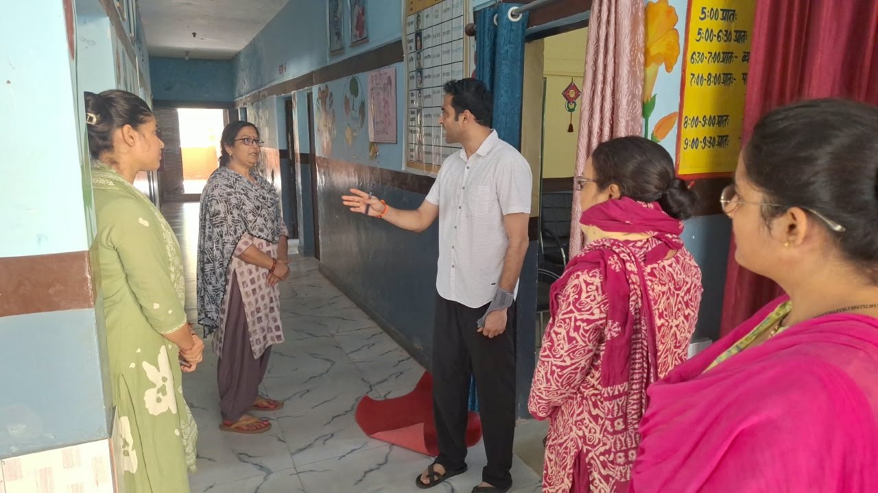 देवरिया - विद्यालयों के निरीक्षण में मिली कम उपस्थिति, डीएम ने दिए सुधार के निर्देश शिक्षकों की समयबद्ध उपस्थिति और शिक्षा की गुणवत्ता पर विशेष फोकस के निर्देश 2 IMG 20260916 WA0020