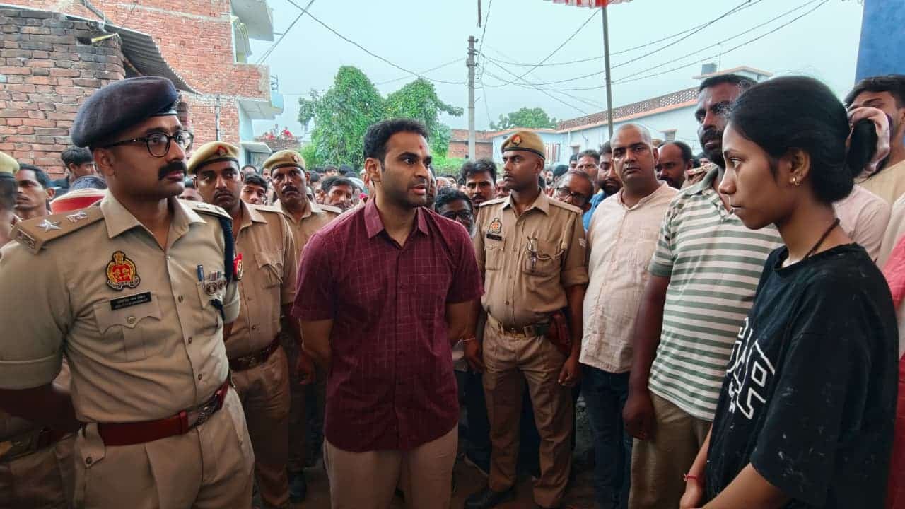 देवरिया - एम्बुलेंस दुर्घटना में चार लोगों की मृत्यु पर डीएम व एसपी ने परिजनों से मिलकर जताया शोक, बंधाया ढांढस 2 IMG 20261004 WA0014
