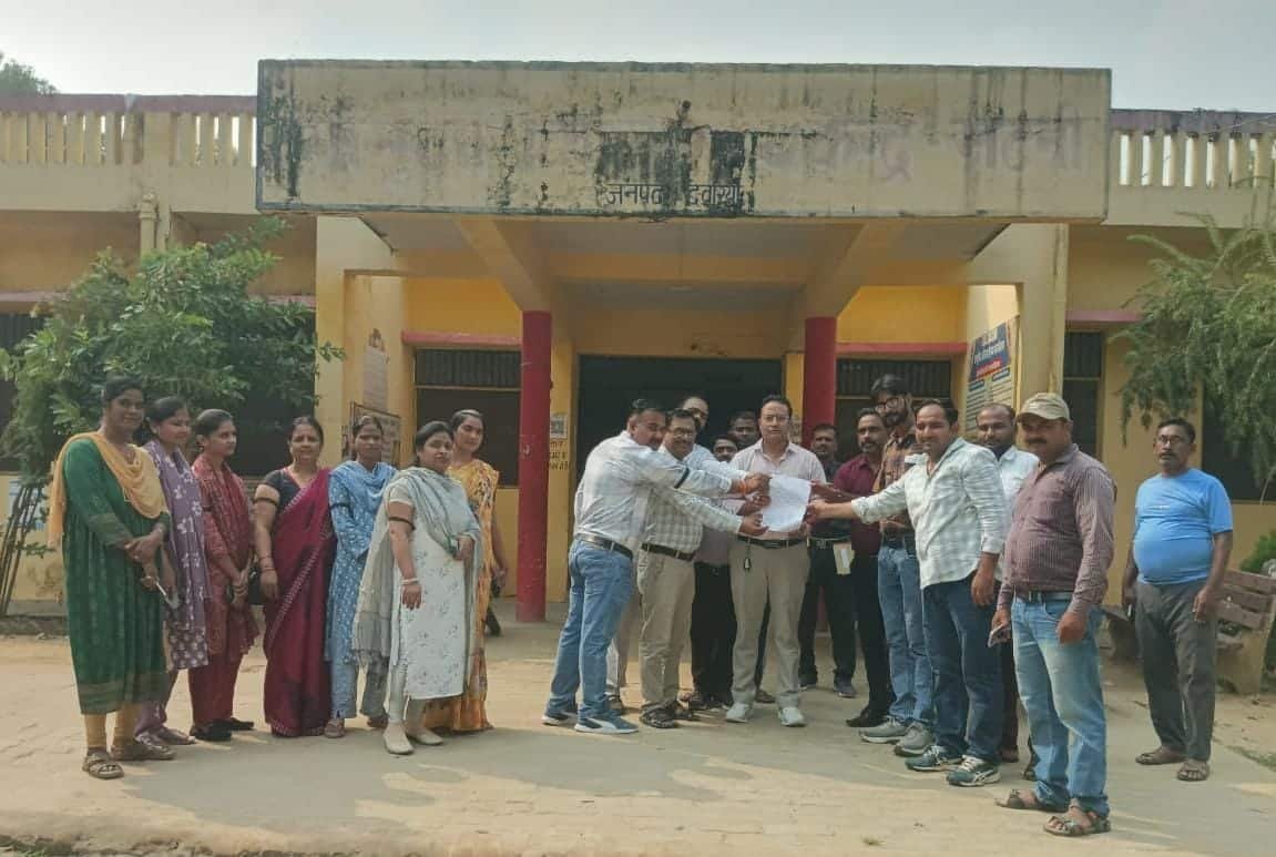 देवरिया - स्वास्थ्य केंद्र भटनी पर संविदा कर्मचारियों ने ज्ञापन सौंपा 2 IMG 20261006 WA0001