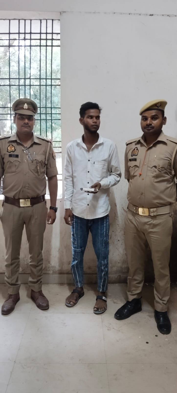देवरिया - हत्या के प्रयास का वांछित आरोपी गिरफ्तार, चाकू बरामद 2 IMG 20261025 WA0010